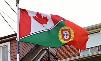 Drapeau combiné canadien et portugais à Toronto